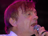 Smith sings in wheelchair, dressing room