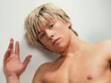 'Skins' star strips naked for charity