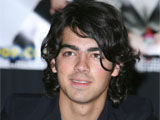 Joe Jonas 'dumps Swift over the phone'