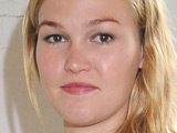 Julia Stiles to tread Broadway boards