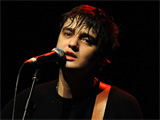 Lee Mavers plays at Pete Doherty gig