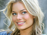 'Neighbours' star downplays lesbian kiss
