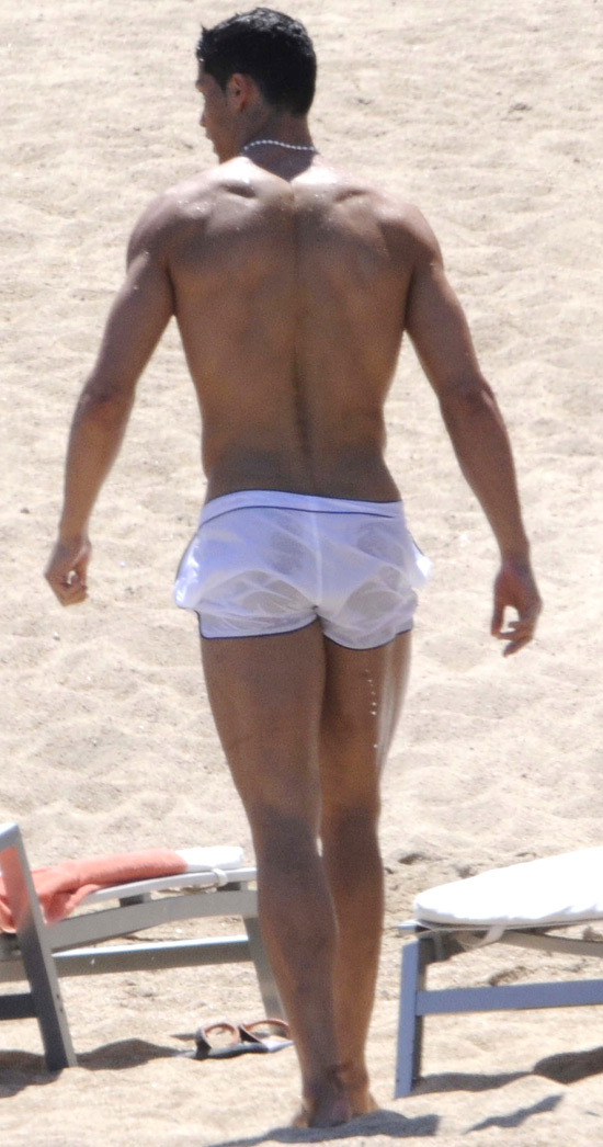 Anyway, if you'd like to see what Cristiano looks like from the front ...