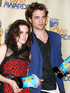 Kristen Stewart and Robert Pattinson showing off their golden popcorn trophies which they had just won at the 2009 MTV Movie Awards