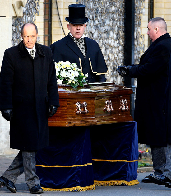 Location Pics Eastenders Cast Film A Funeral