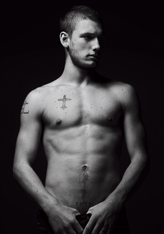  thought you might enjoy this brand new shirtless shot of Alex Pettyfer.